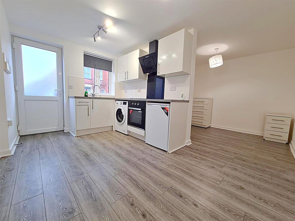 Property photo 3 of 6 Kitchen