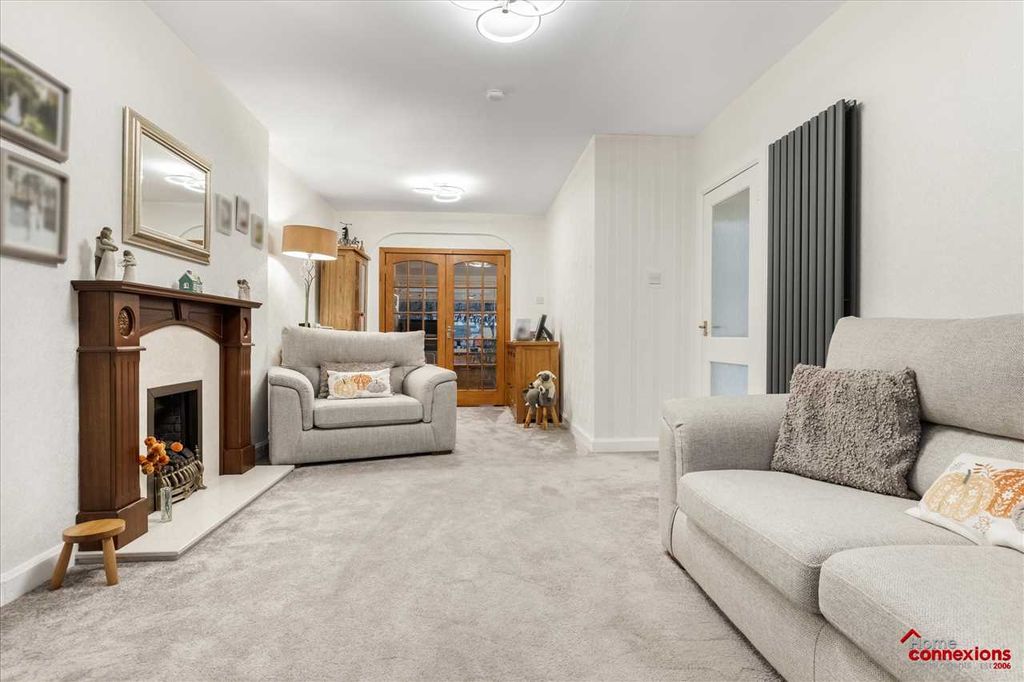 Property photo 3 of 25 Lounge Dining (2)