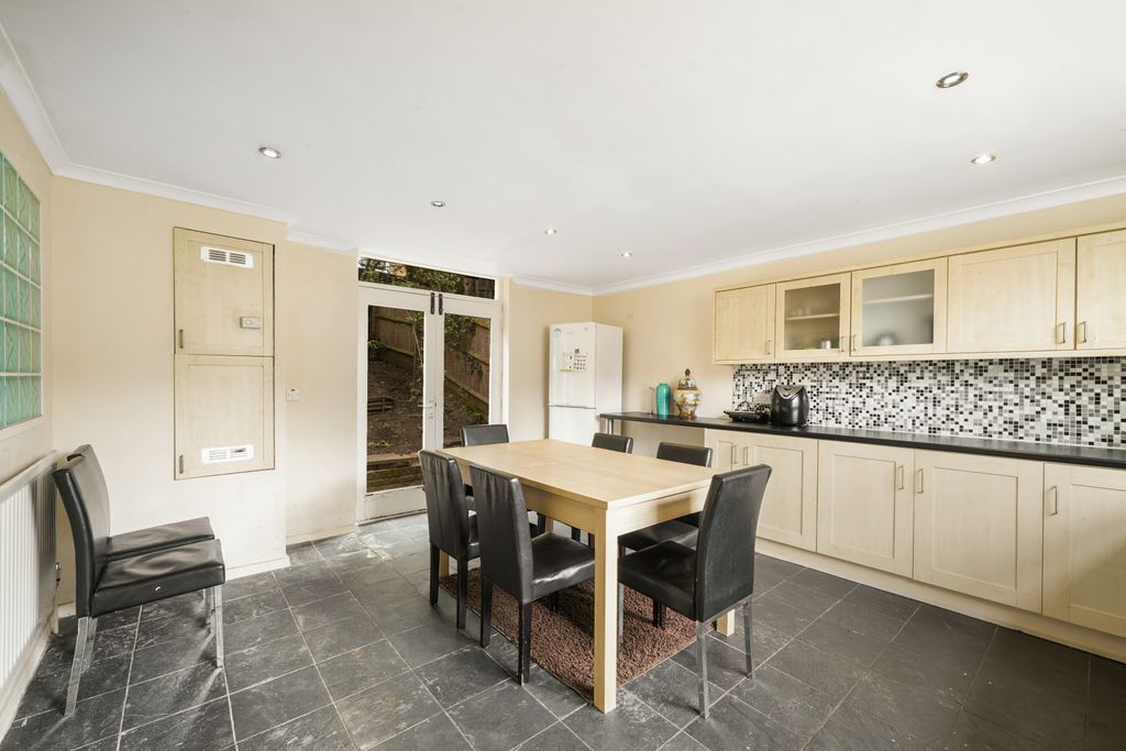 Property photo 1 of 31 Mountbatten Close Se19 1Ap