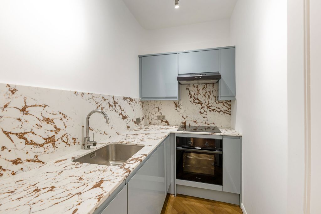 Property photo 1 of 9 Fully Fitted Kitchen