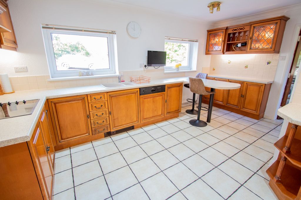Property photo 3 of 29 Kitchen/Breakfast Room