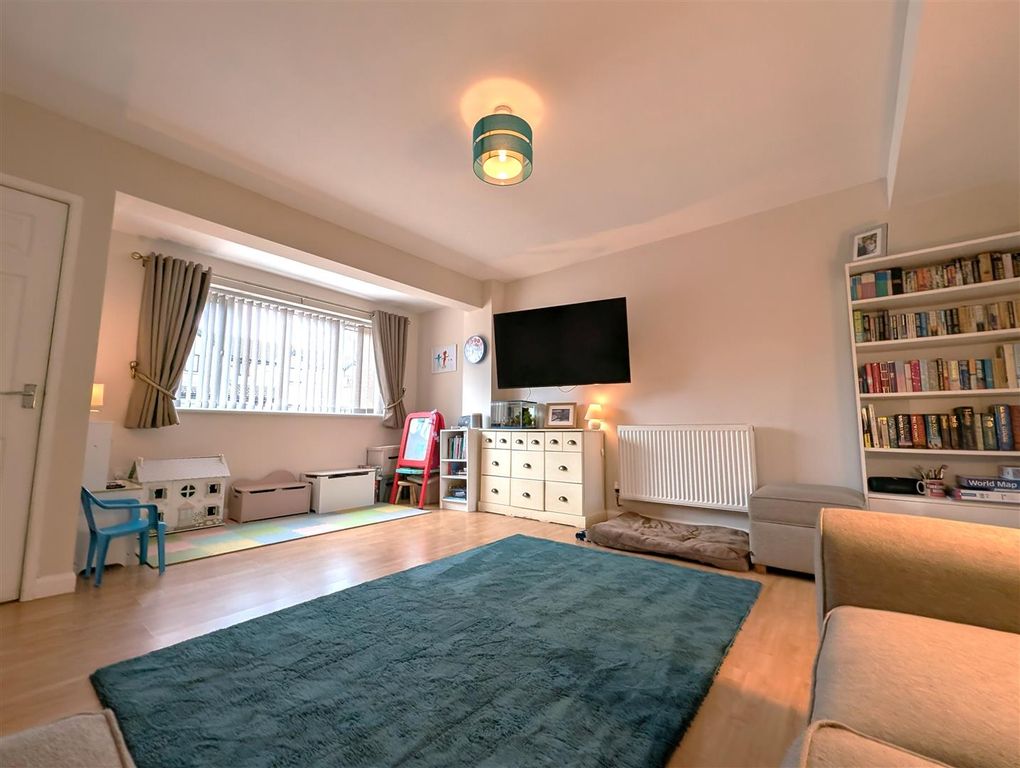 Property photo 3 of 18 Lounge