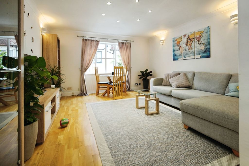 Property photo 3 of 20 Bright Living Room