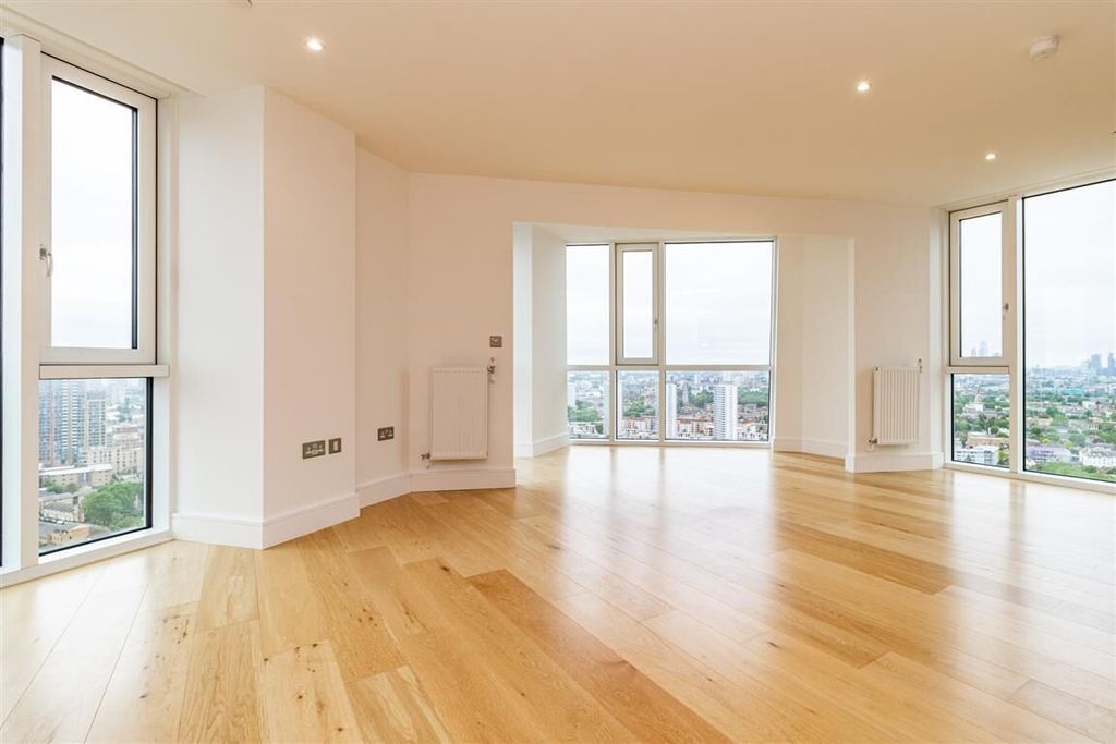 Property photo 1 of 20 Sky-View-Tower-St...