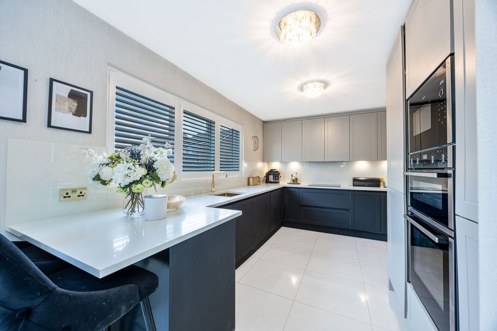 Property photo 2 of 35