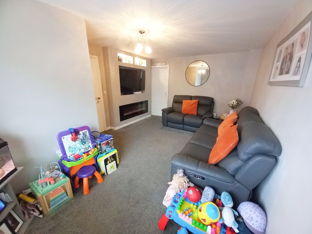 Property photo 2 of 11 Lounge