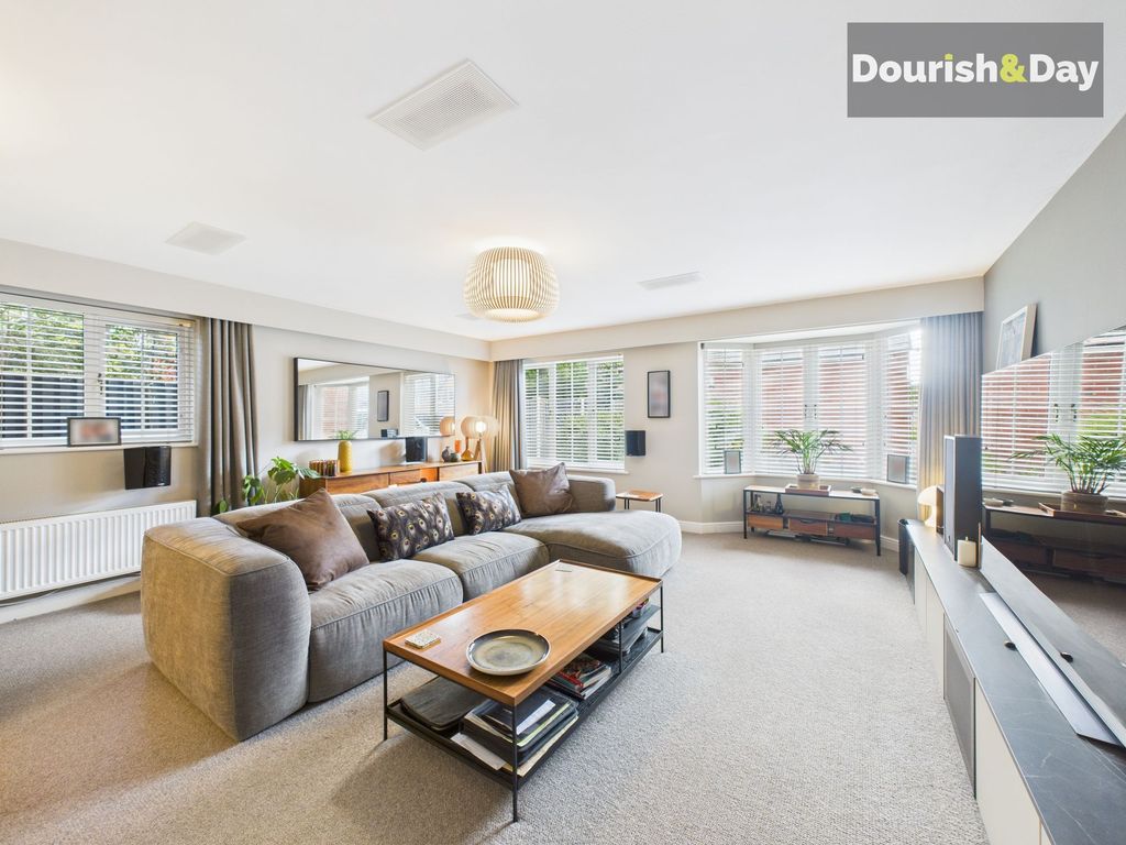 Property photo 2 of 33 Lounge