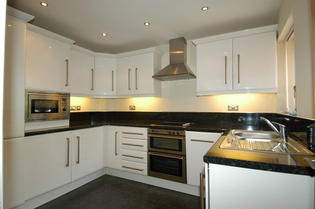 Property photo 2 of 7 Kitchen