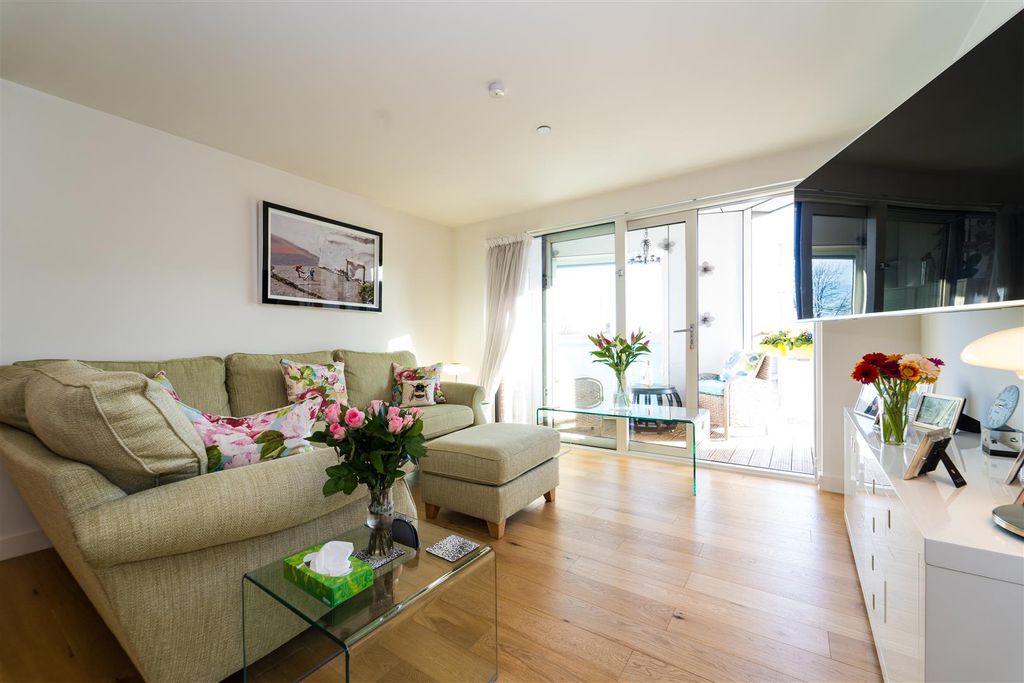 Property photo 3 of 17 Lounge