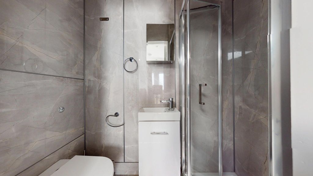 Property photo 3 of 7 Bathroom