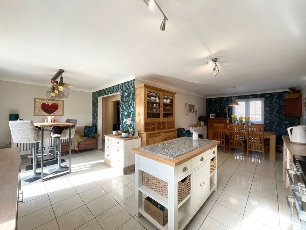 Property photo 2 of 33