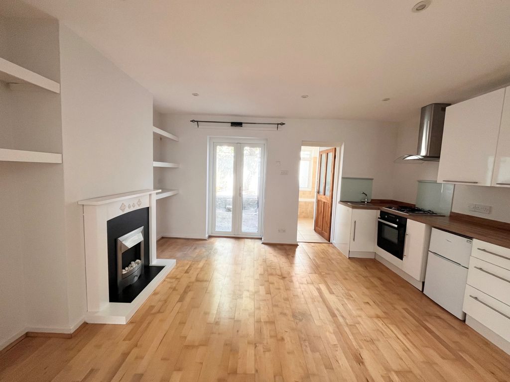 Property photo 1 of 16 1 Bed Flat For Sale Edinburgh Road, Brighton Bn2