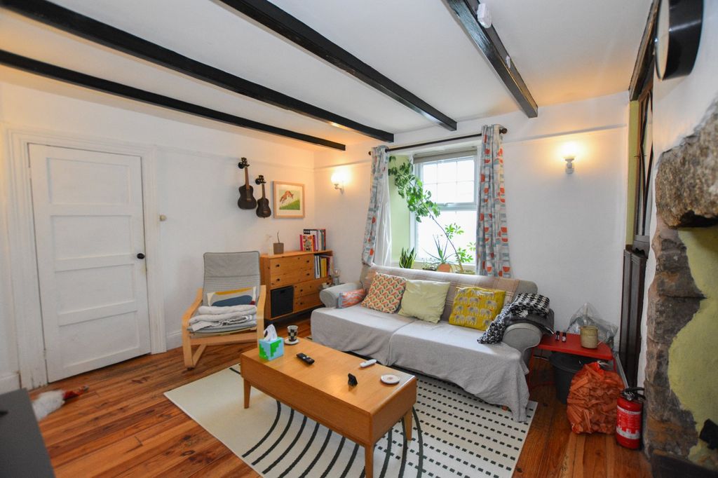 Property photo 3 of 13 Lounge