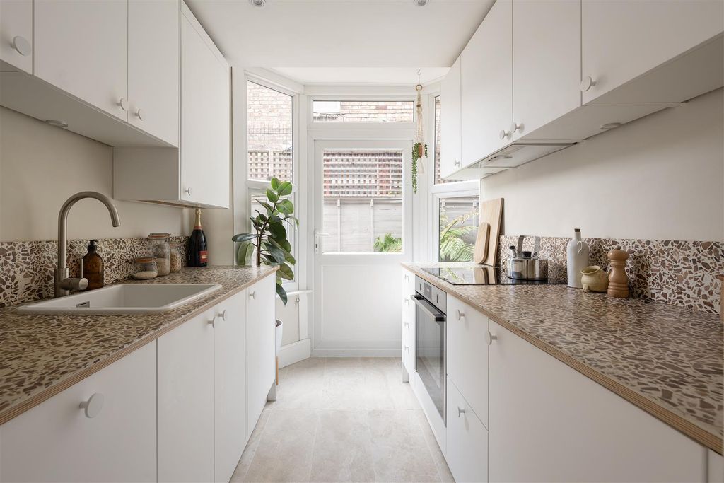 Property photo 3 of 29 Sylvan Road, E17