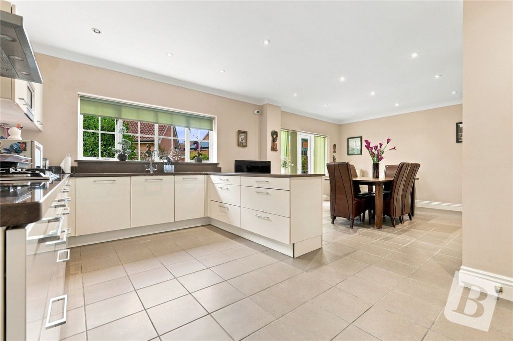Property photo 2 of 31 Kitchen