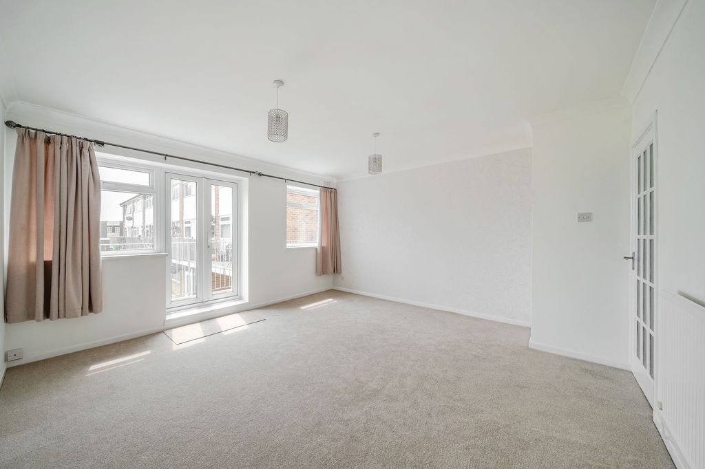 Property photo 2 of 11 Living/Dining Room