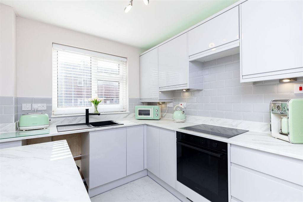 Property photo 3 of 17 Kitchen