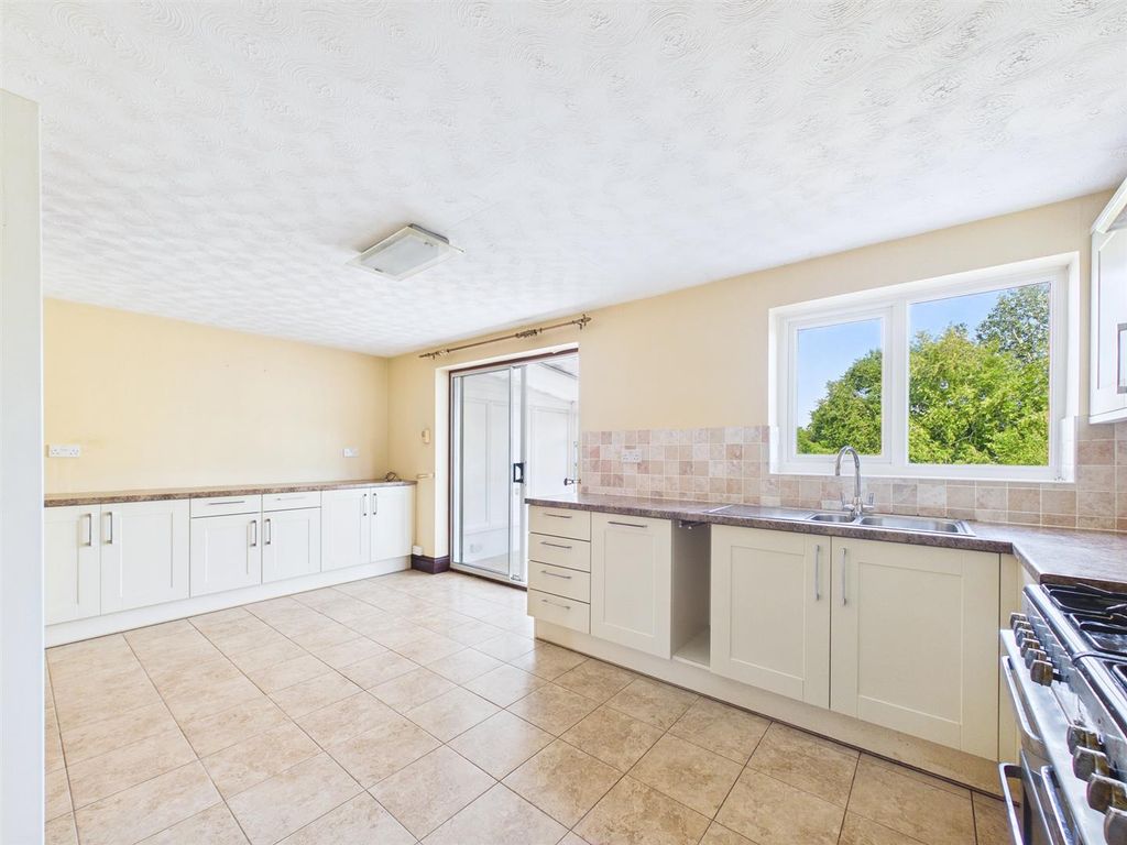 Property photo 3 of 24 3 - 5-Bedroom House In Bishopsworth.Jpg