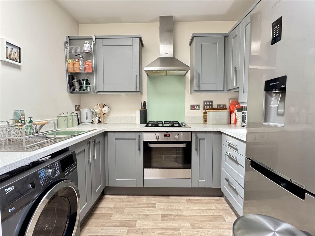 Property photo 3 of 19 Kitchen: