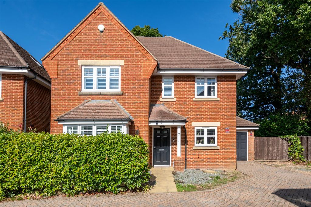 Property photo 1 of 32 2 Hamilton Close Externals-4.Jpg