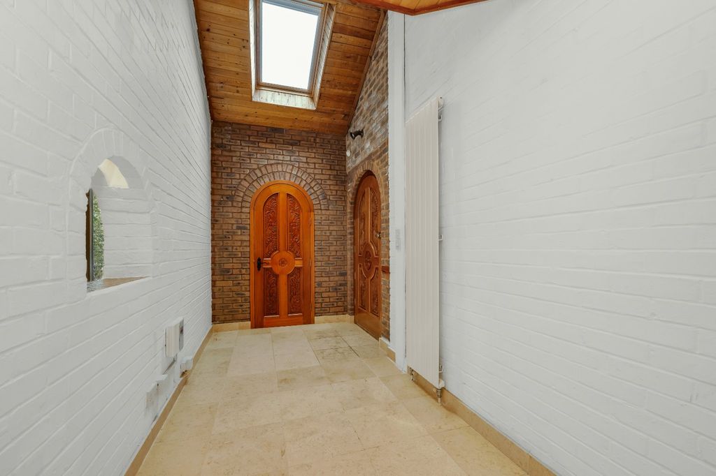 Property photo 3 of 20 Entrance Hall