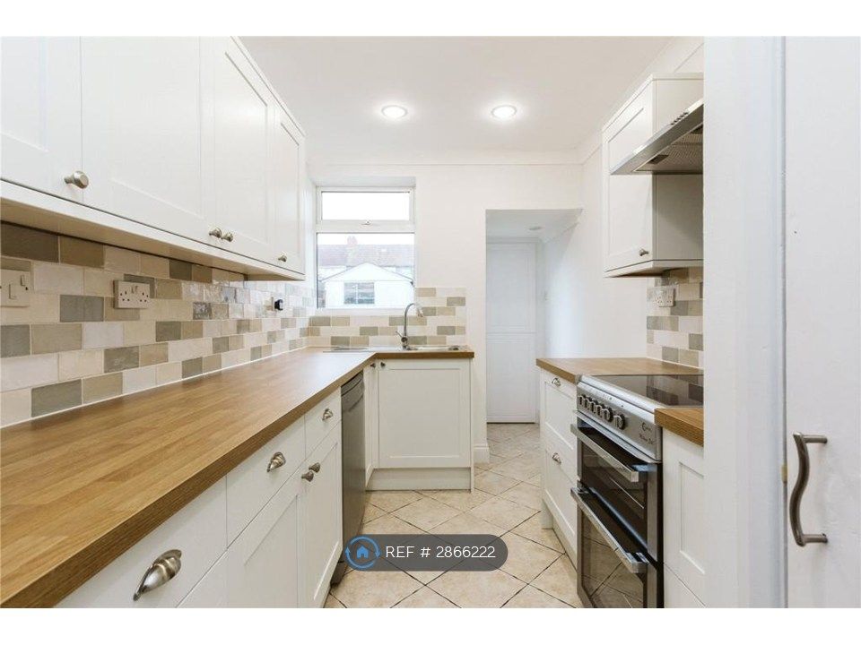 Property photo 1 of 10 Kitchen