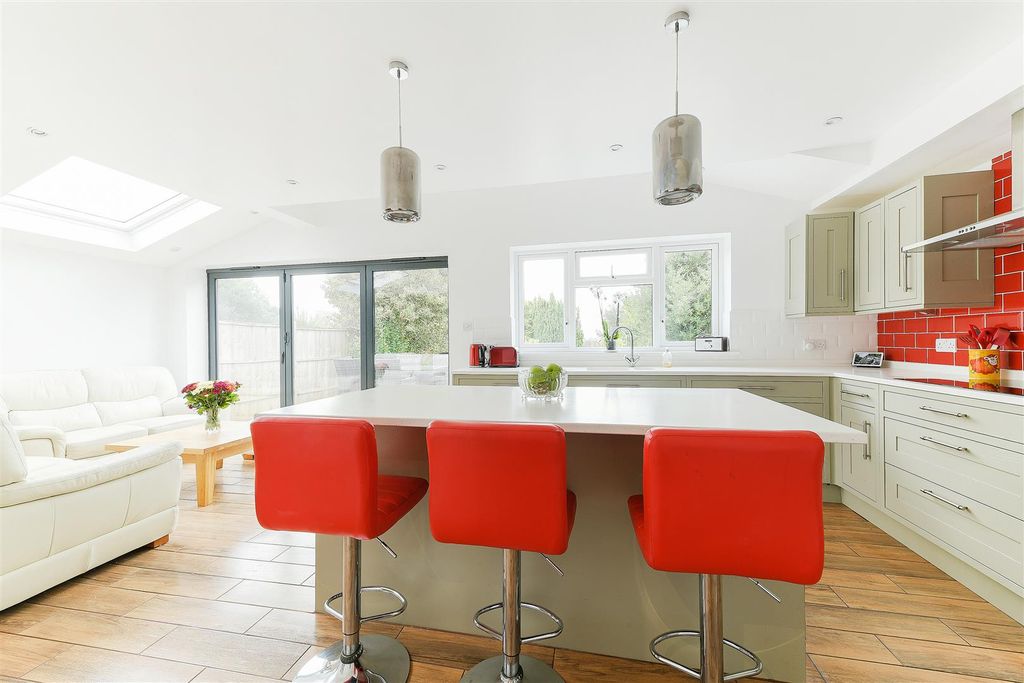 Property photo 3 of 24 Roundwood View, Banstead 6.Jpg