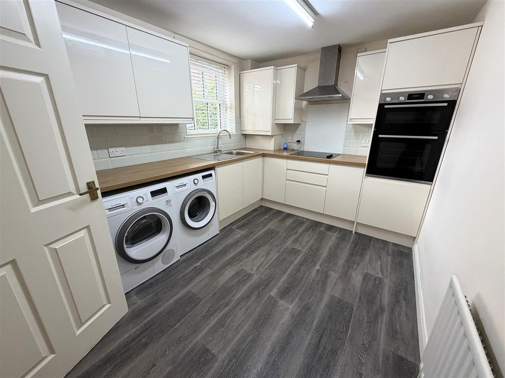 Property photo 3 of 12 Kitchen