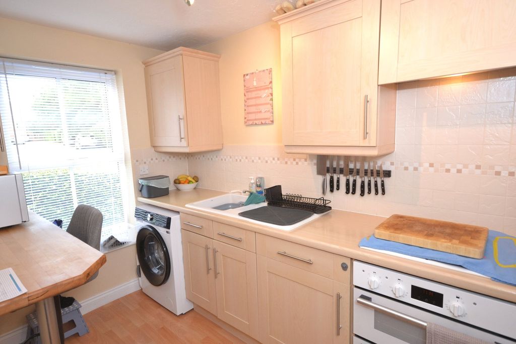 Property photo 2 of 10 Kitchen