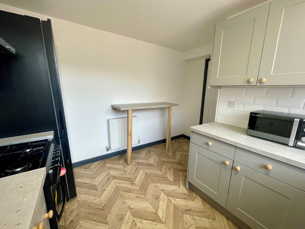 Property photo 3 of 8 Kitchen