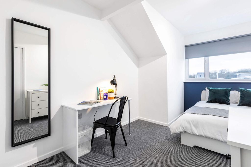 Property photo 1 of 11 Bright, Well-Presented Bedroom Featuring A Double ...