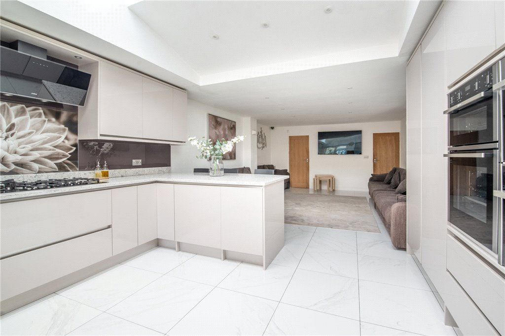 Property photo 2 of 19 Upper Woodlands Road