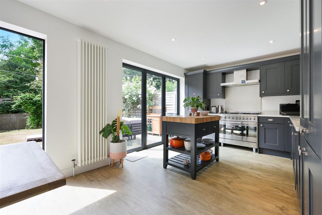 Property photo 1 of 28 Ifield Close (2).Jpg