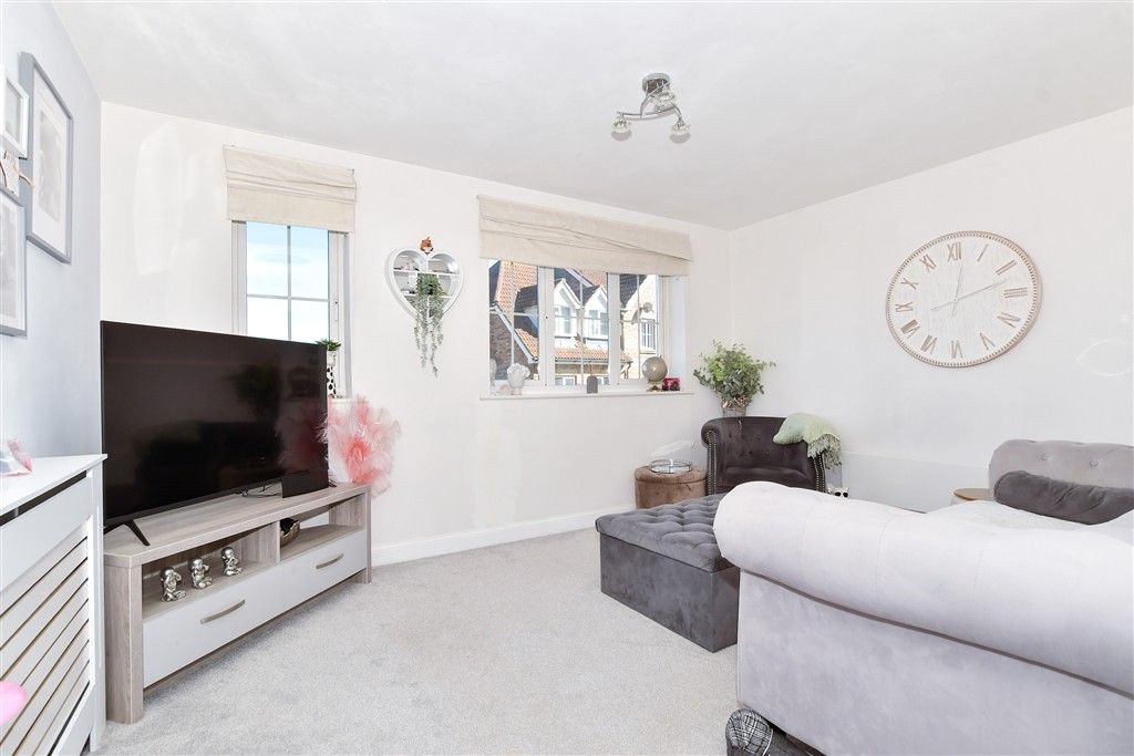 Property photo 3 of 6 Lounge