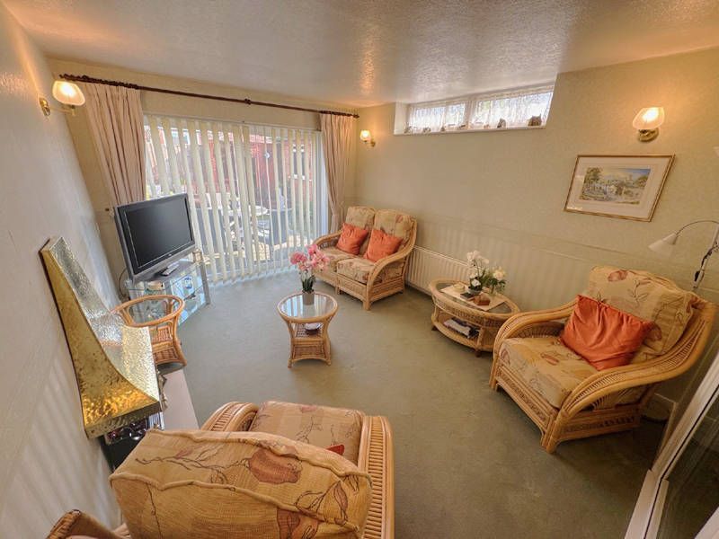 Property photo 3 of 33 Second Lounge