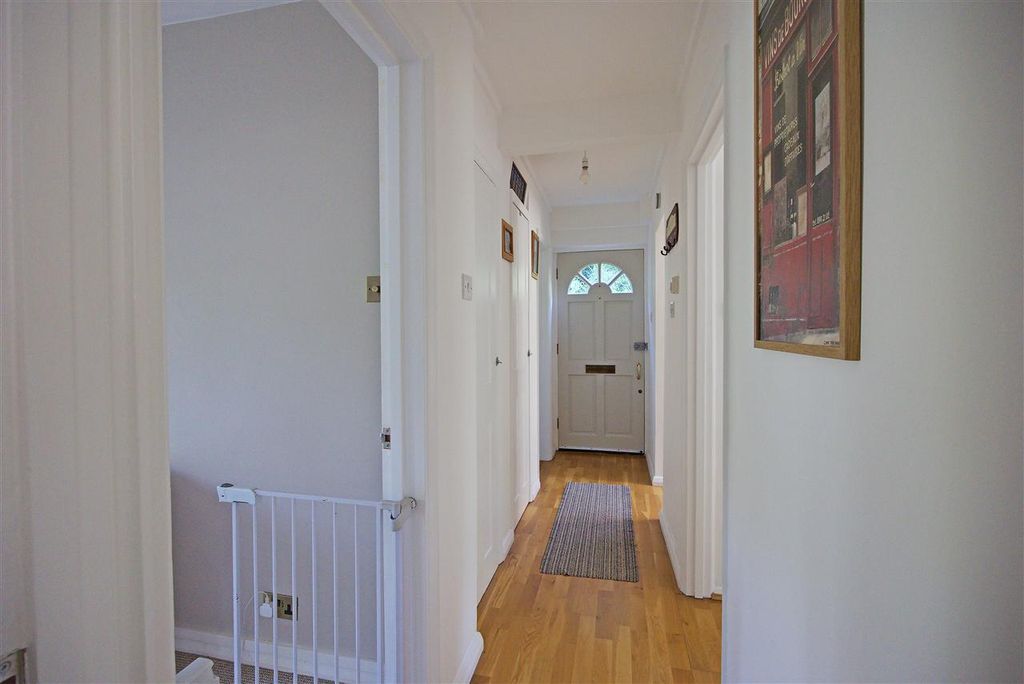 Property photo 3 of 9 Hall