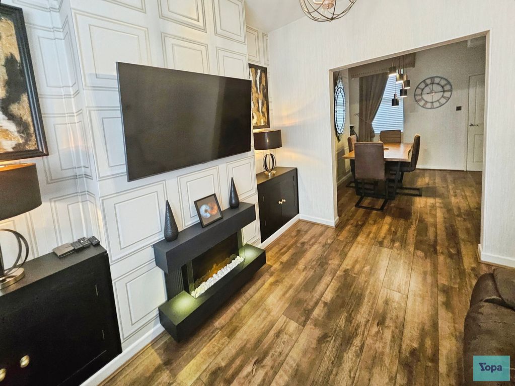 Property photo 3 of 21 Lounge