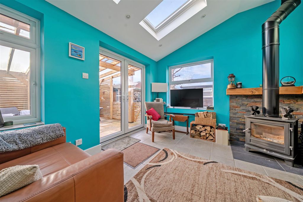 Property photo 3 of 20 1410748-12-698A17A486Be7.Jpg