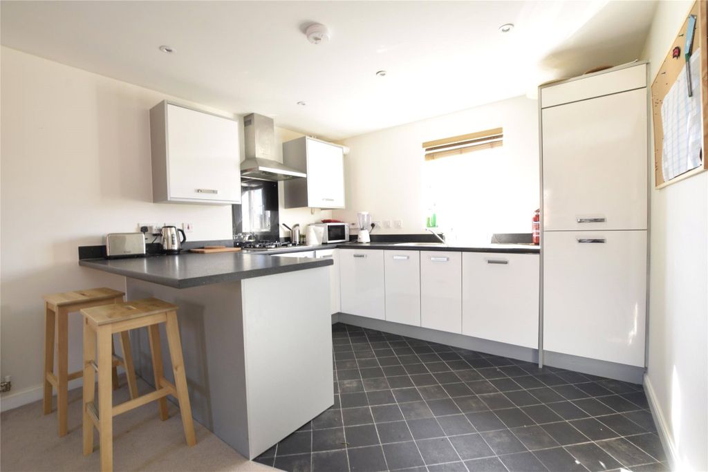 Property photo 3 of 10 Kitchen