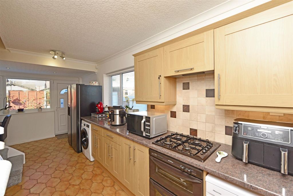 Property photo 3 of 17 Fitted Breakfast / Dining Kitchen: