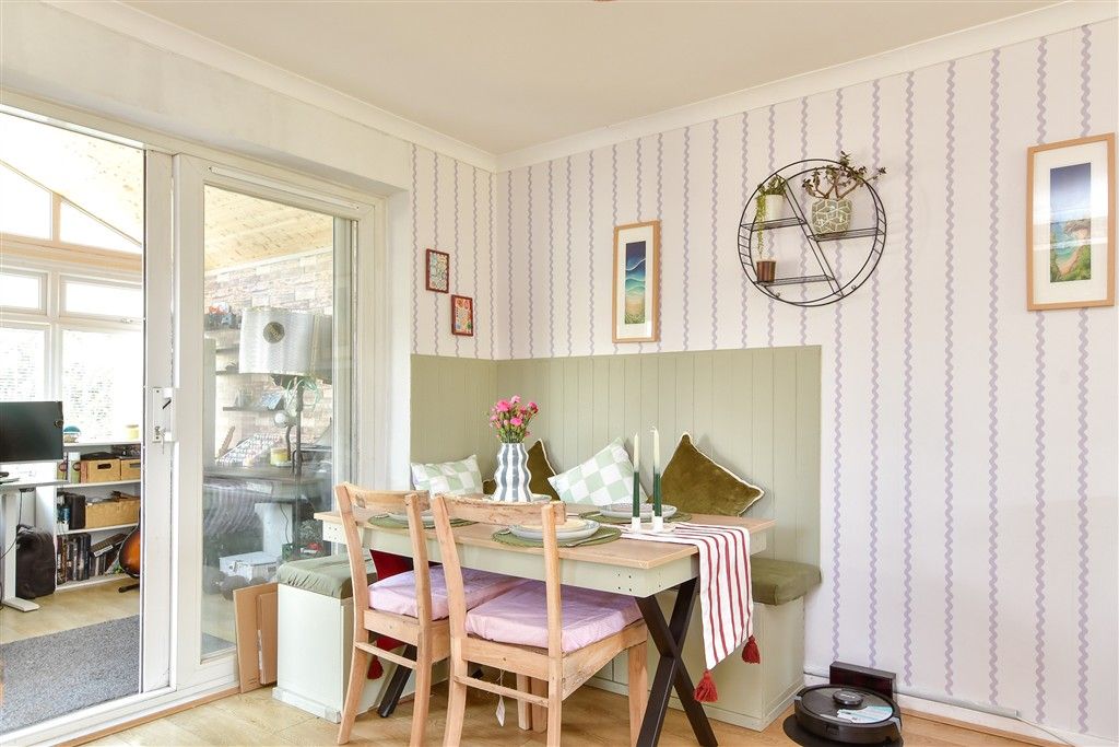 Property photo 3 of 13 Lounge