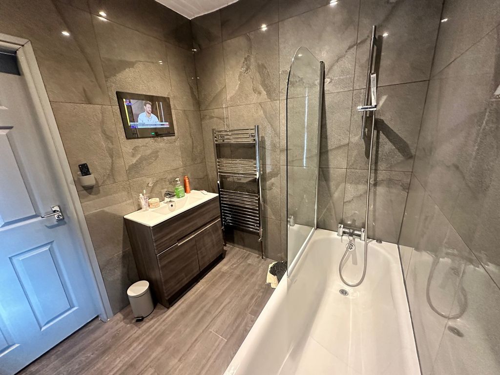 Property photo 1 of 7 This Stylish Bathroom Suite Features Modern Fixtur...