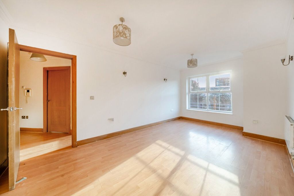 Property photo 3 of 8 Picture No. 16