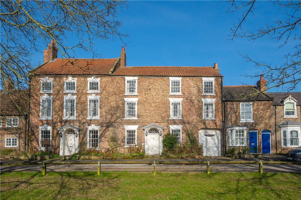 Property photo 1 of 17 Large Family Home