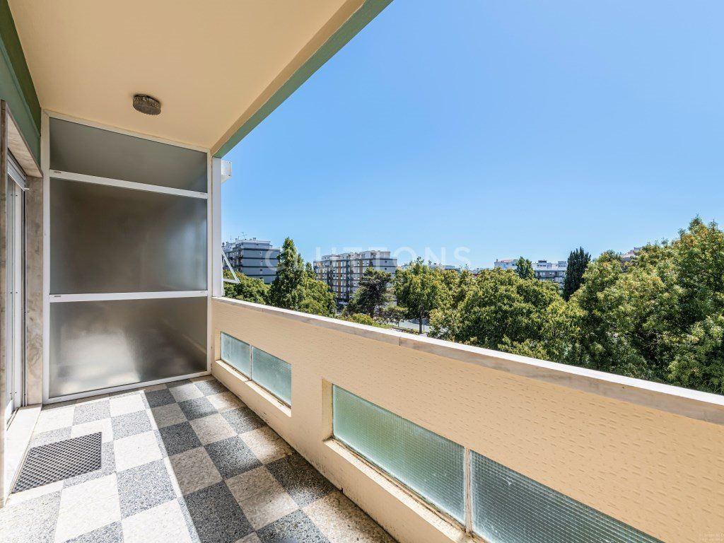 Property photo 1 of 26 3 Bedrooms In Restelo, Balcony With Garden And City View