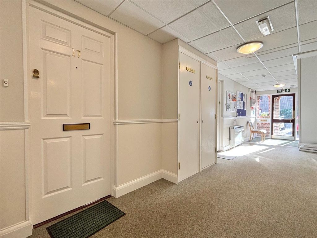 Property photo 3 of 18 Communal Entrance