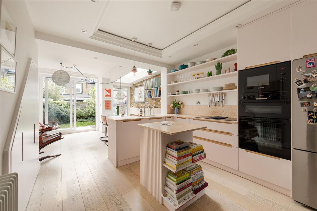 Property photo 3 of 49 Lynmouth Road, E17