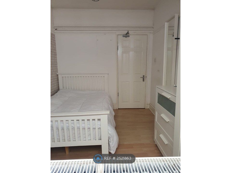 Property photo 1 of 9 Light, Airy Room With Small Double Bed