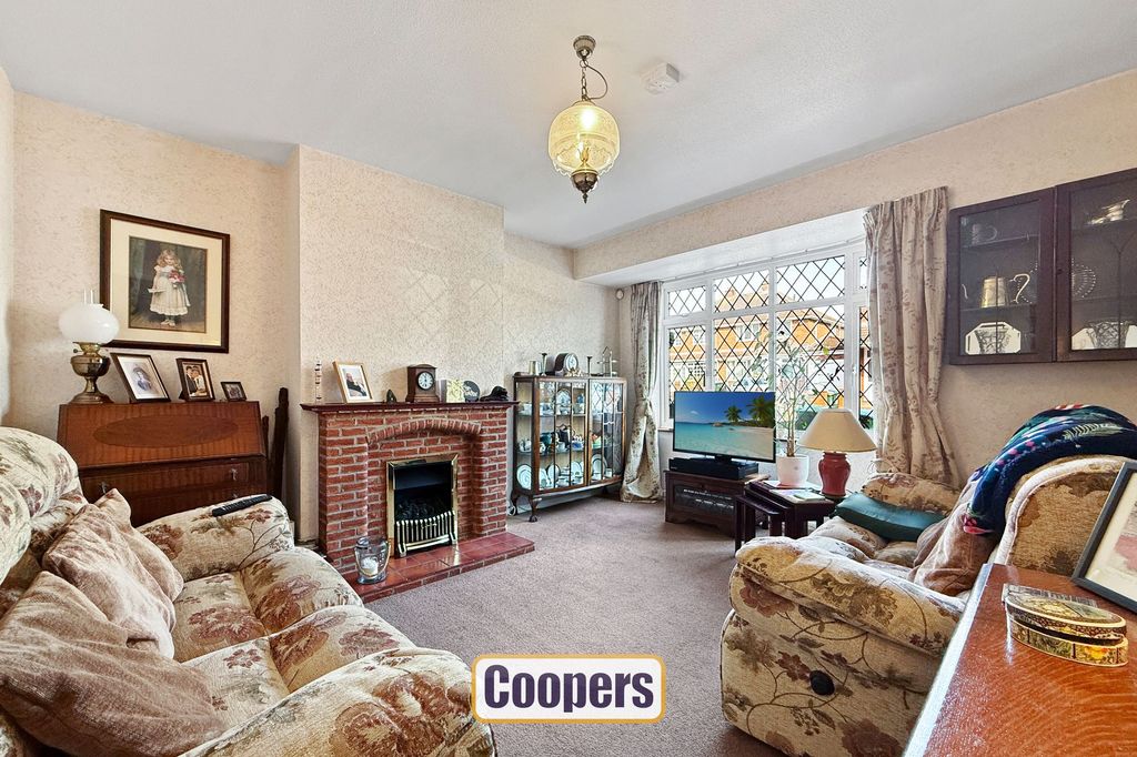 Property photo 3 of 19 Lounge