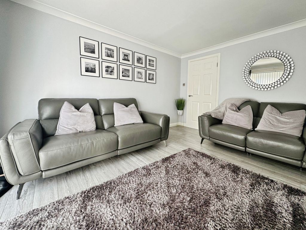 Property photo 3 of 15 Lounge